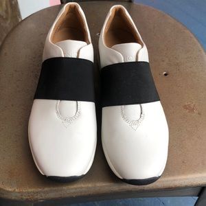 Vionic size 9 white casual slip-on shoes with elastic strap